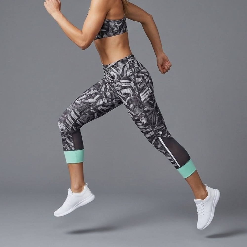 🔸MPG Sport Abstract Cropped Leggings Size Small Black White Print Mesh Panels